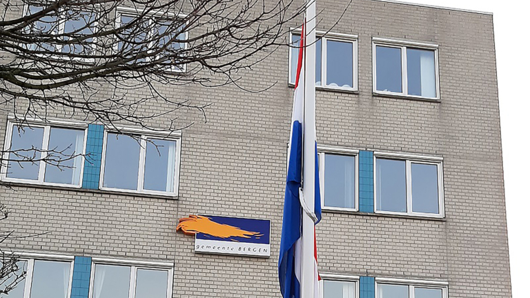 Vlag bij Bergense gemeentehuis halfstok voor slachtoffers in Turkse en Syrische rampgebied