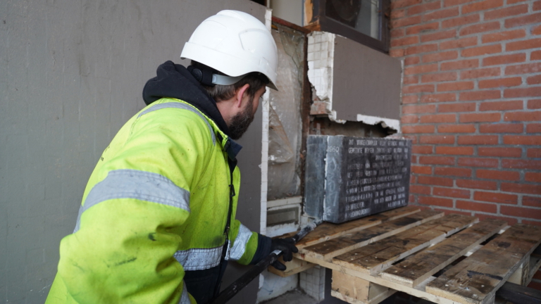 ‘Eerste steen’ van Bakemaflat in Bergen zorgvuldig verwijderd: “Komt ergens weer terug”