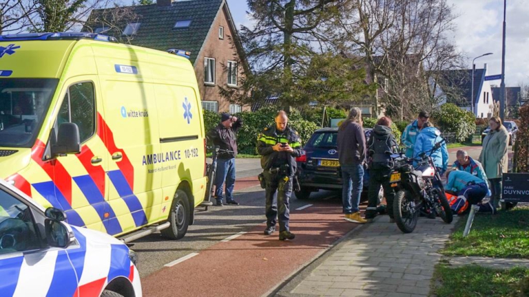 Bromfietsster rijdt achterop auto op Heereweg in Schoorl