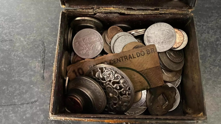 Magneetvisser John uit Heiloo vist schatkistje met munten op: “Echt een geluksmomentje”