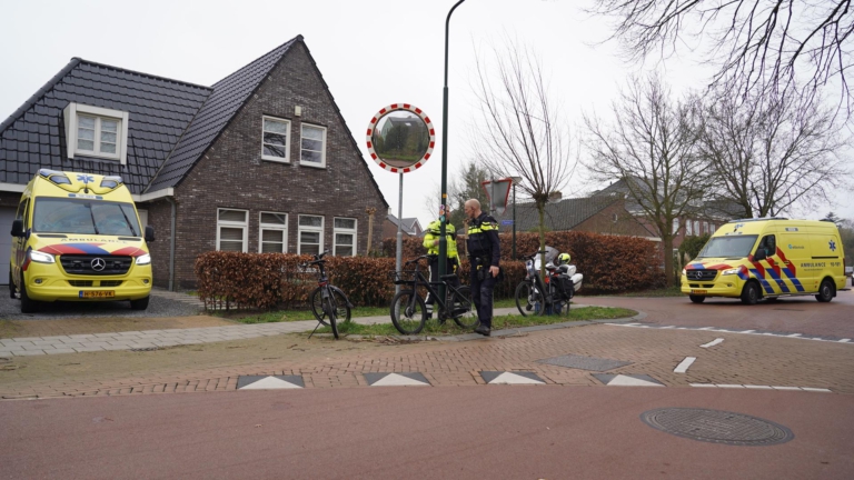 Jonge fietsers klappen op elkaar op Hoogeweg Heiloo