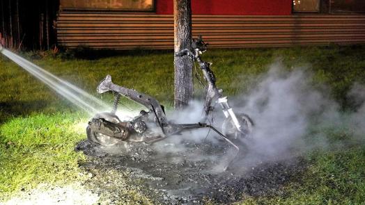 Mogelijk gestolen scooter afgebrand aan Mosselaan in Egmond aan den Hoef