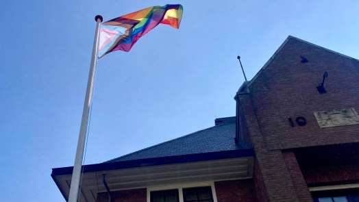 Regenboogvlag die als protest bij gemeente Heiloo hing, voor de tweede keer gestolen