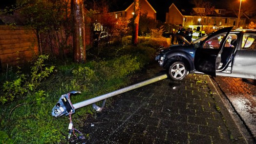 Automobiliste rijdt lantaarnpaal uit de grond in Alkmaar