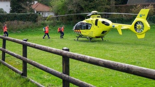 Traumahelikopter landt in Schoorl