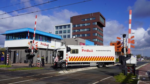 Vrachtwagen rijdt zich vast op Helderseweg in Alkmaar