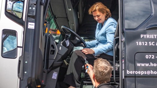 Minister Van Gennip kruipt in Alkmaar achter stuur vrachtwagen: “Nou, dit was het dan”