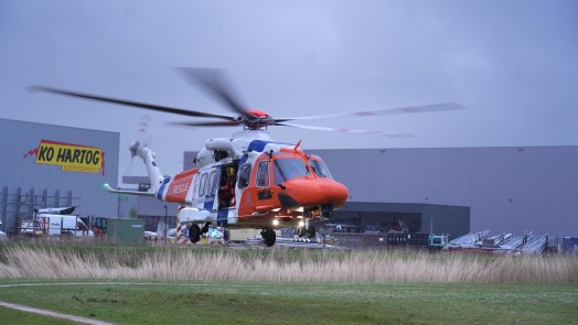 Vernieuwde SAR-helikopter landt met patiënte op grasveld bij AFAS Stadion