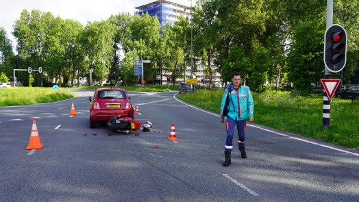Motorrijder glijdt hard tegen stilstaande auto bij rotonde Kooimeer