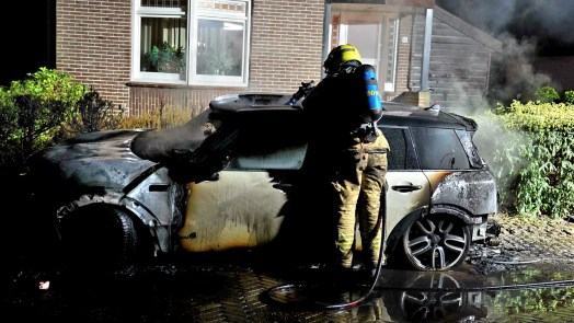 Nachtelijke autobrand in Bergen: politie start onderzoek