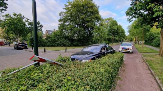 Borden mochten niet baten: automobilist mist bocht in Pastoor van Muijenweg