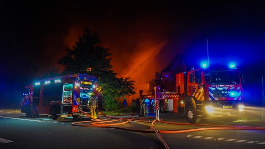 Grote brand bij zorgboerderij in Egmond aan den Hoef, bewoners en dieren in veiligheid gebracht