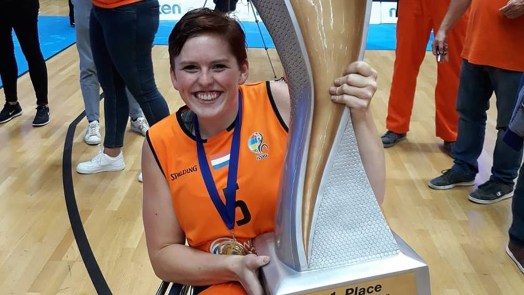 Heerhugowaardse Lindsay Frelink samen met Nederlands team wereldkampioen rolstoelbasketbal