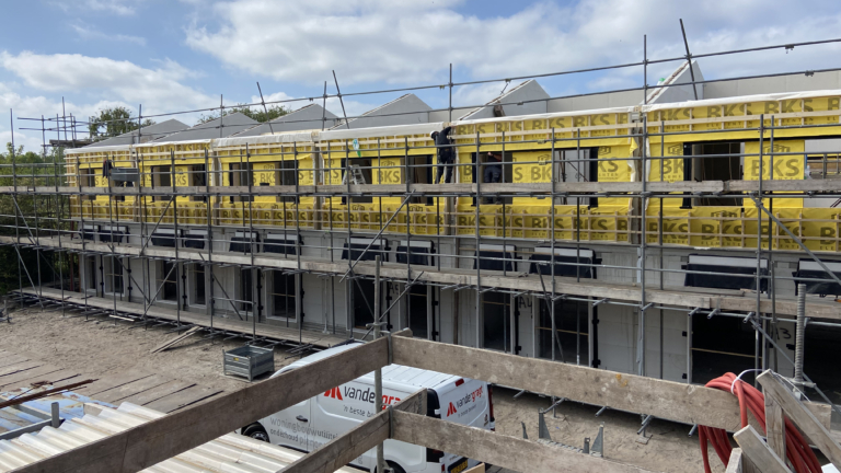 Hoogste bouwpunt van nieuwbouwproject Oosterkimschool in Schoorl bereikt