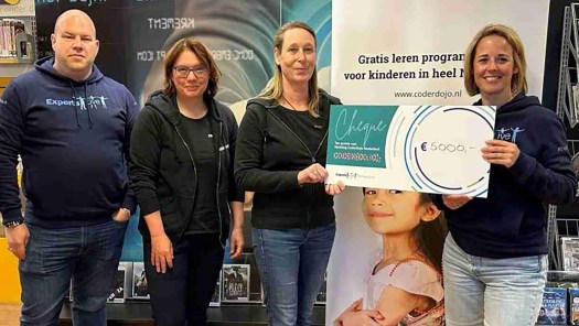 CoderDojo krijgt donatie van duizenden euro’s in Alkmaarse bibliotheek
