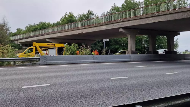 Viaduct in Akersloot dat beton losliet oogt nog gehavend, maar: “Het is veilig”