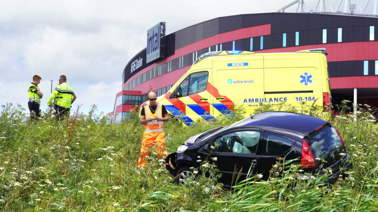 Auto raakt van de weg in Alkmaar