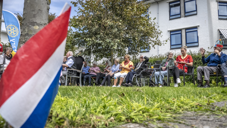 Heerlijk haring happen bij Prins Hendrik Stichting: “Dit zijn mijn trouwe klanten”