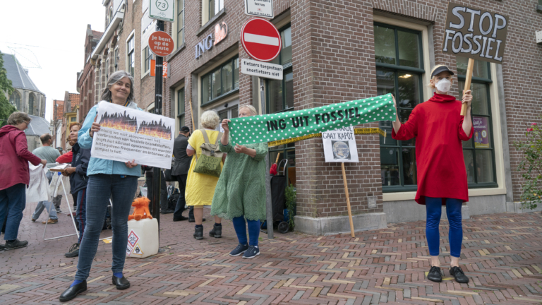 Extinction Rebellion demonstreert bij ING-filiaal in Alkmaar