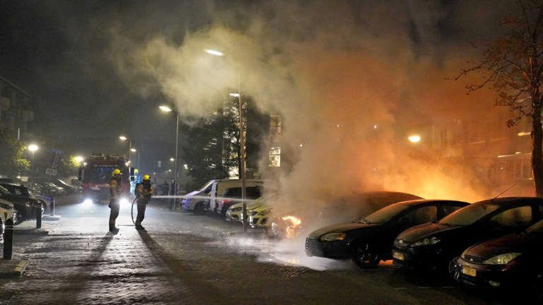 Brand verwoest drie auto’s in Alkmaar, politie start onderzoek