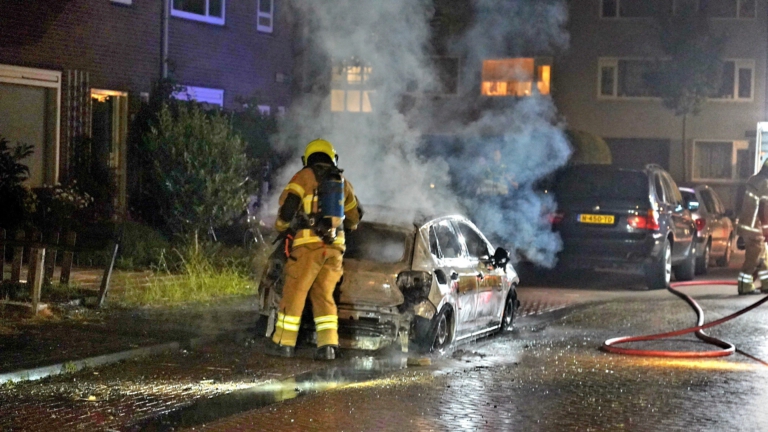 Brand verwoest auto in Alkmaarse woonwijk