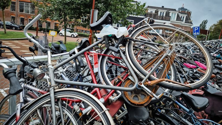 Nieuwe opruimronde bij Station Alkmaar op komst: 202 aftandse fietsen gelabeld