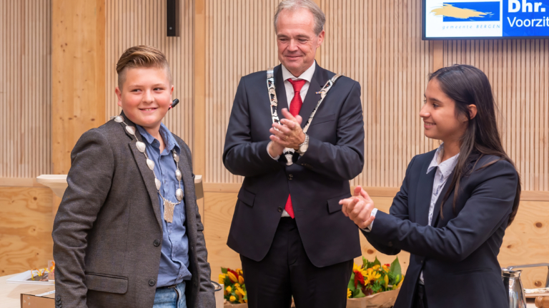 Wisseling van de wacht: Tygo Fontijn is de nieuwe kinderburgemeester van Bergen