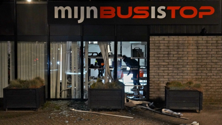 UPDATE: Explosie bij bedrijf aan Koedijkerstraat, politie zoekt blonde jongen
