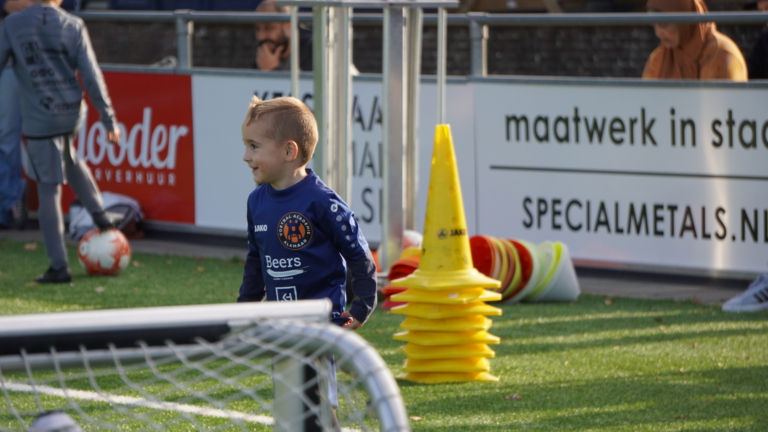 Voetbalacademie Alkmaar komt met peutervoetbal: “Dit is echt heel leuk”