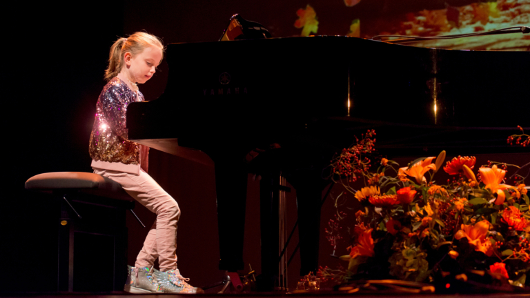 Leerlingen van Peerdeman zamelen met Pianofestijn ruim 800 euro in voor Kanjerketting