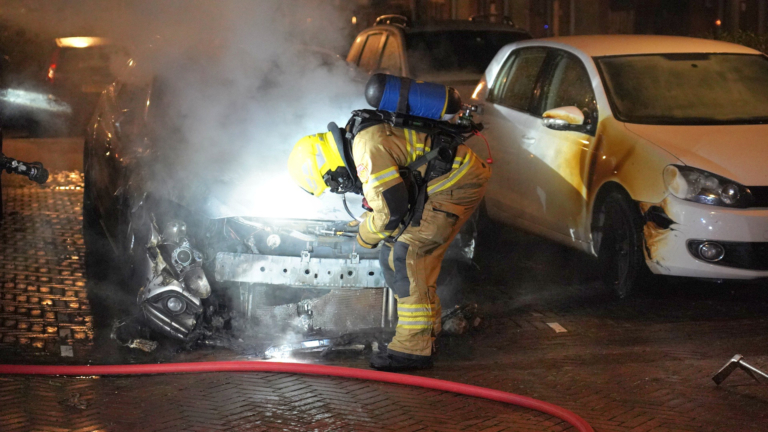 Auto verwoest door brand in Alkmaar, politie start onderzoek