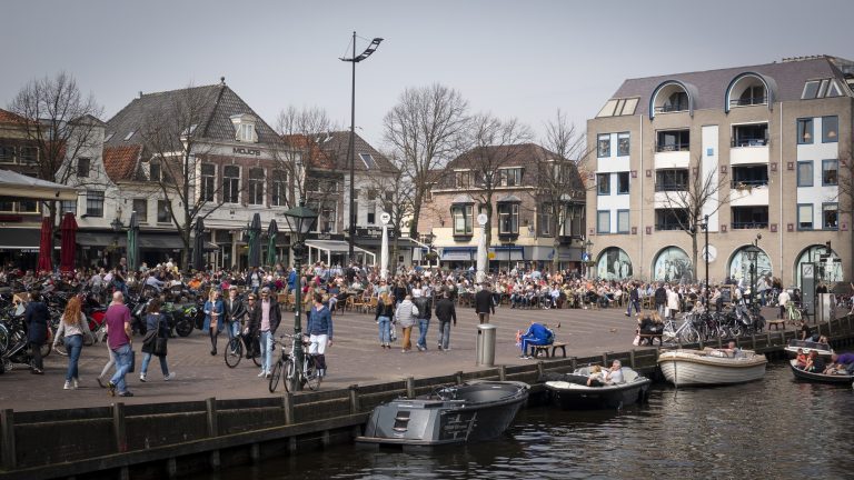 Bewoners en ondernemers worden gek van ‘jonge patsertjes’ in binnenstad Alkmaar