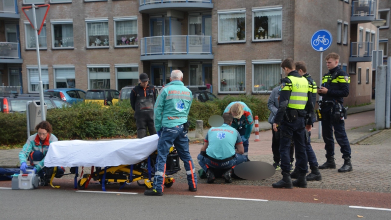 Vrouw valt van fiets in Alkmaar en wordt met spoed naar ziekenhuis gebracht