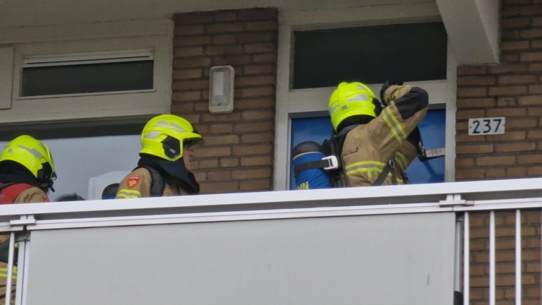 Sirenes en breekijzers: brandmelding in flat Alkmaarse Maasstraat