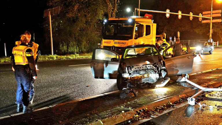 Beschonken bestuurder rijdt lantaarnpaal uit de grond in Alkmaar