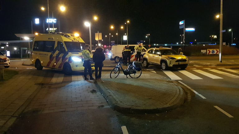 Fietsster aangereden op rotonde van de Bestevaerstraat in Alkmaar