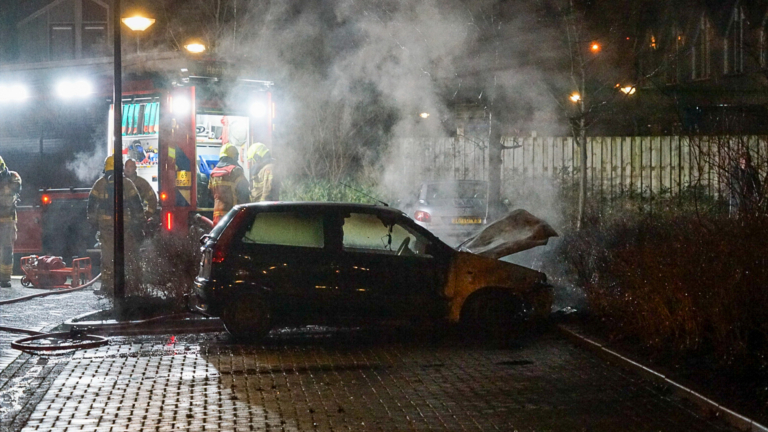 Geparkeerde auto uitgebrand aan Rhodoniet in Heerhugowaard
