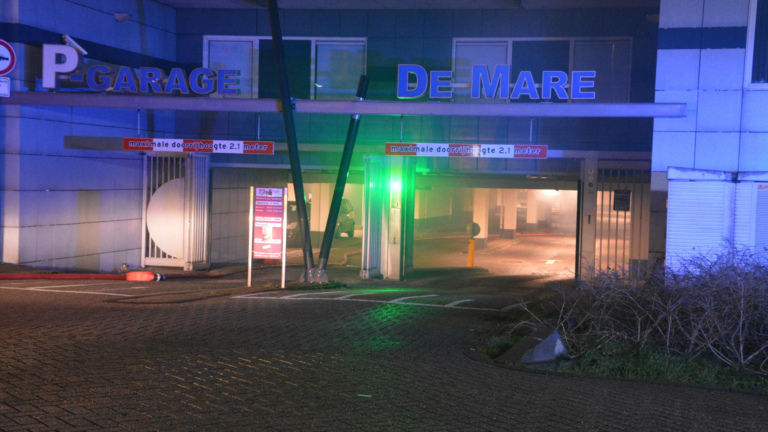 Enorme rookontwikkeling door brandend bankstel in Alkmaarse parkeergarage