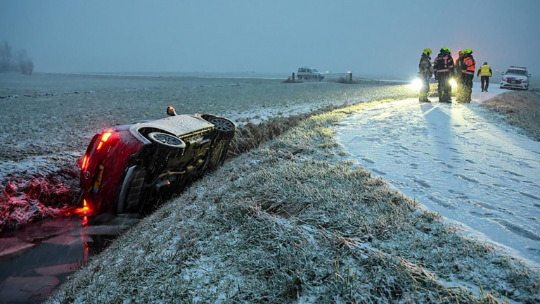 Automobiliste glijdt tijdens sneeuwval in sloot langs Klaassen- en Evendijk in Bergen