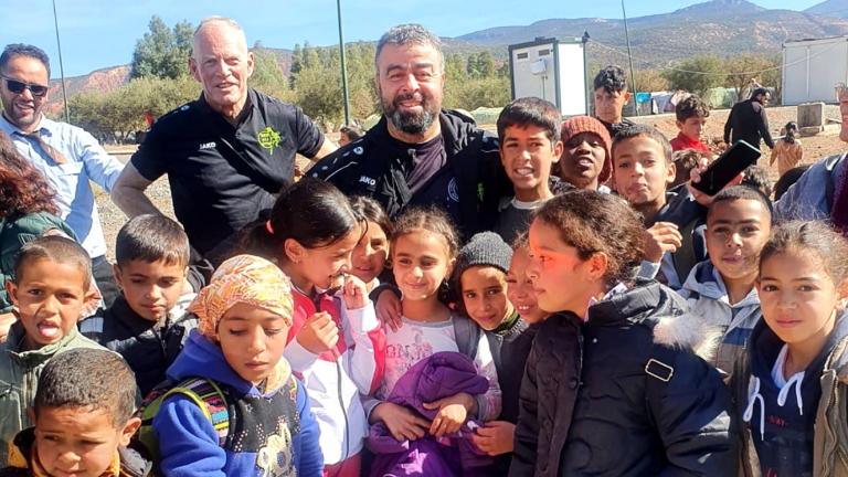 Trainer Mo bracht ruim 21.000 euro naar rampgebied in Marokko: “Ik wil sowieso terug”
