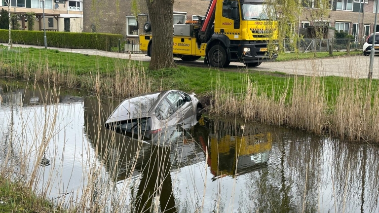 Auto rolt langzaam sloot in langs Anna van Saksenstraat in Noord-Scharwoude